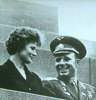 Yuri Gagarin y su esposa